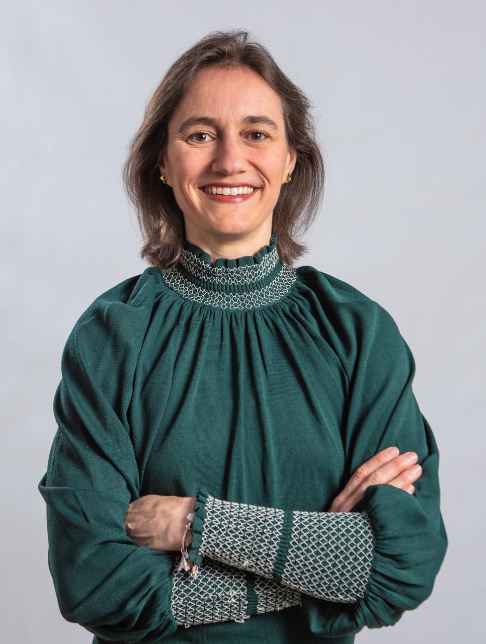 Retrato profissional de Luciana Lancha, de blusa verde escura